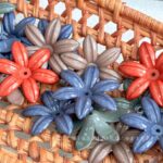 Flower & Leaf Shaped Charms Dark-colored autumn and winter daisy