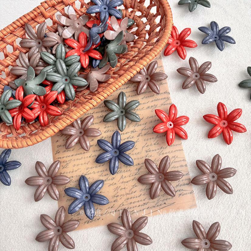 Flower & Leaf Shaped Charms Dark-colored autumn and winter daisy